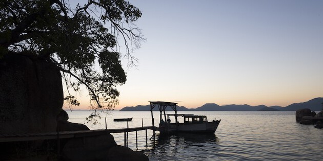 Malawisee Steg mit Boot Mumboisland