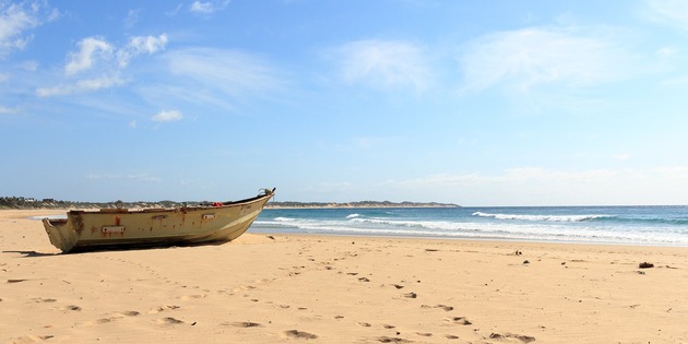 Strand mit Fischerboot Kenia