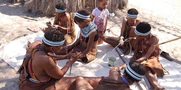 Frauen im Dorf bei der Zubereitung der Mahlzeit lebendiges Museum