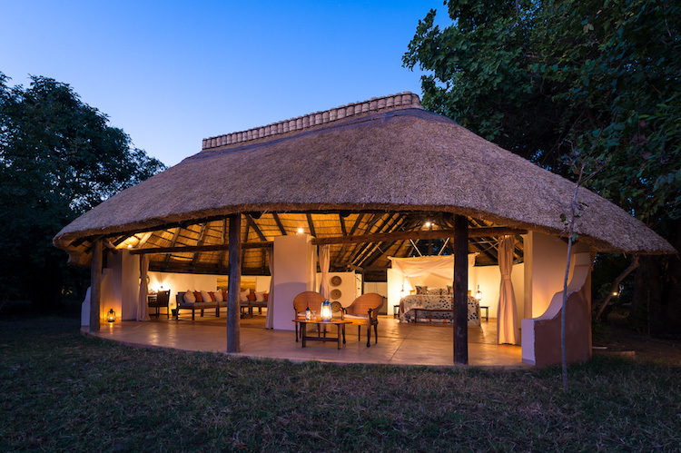 beleuchtete Lodge in Malawi