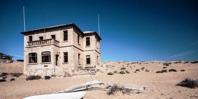 ein Haus der Geisterstadt Kolmanskop in der Wüste