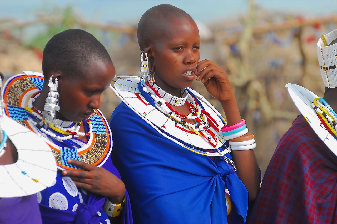 Frauen, Massai, Indigene
