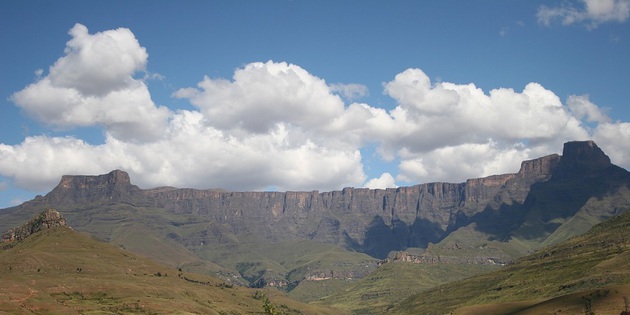 Blick über die Drakensberge in Südafrika