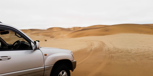 ein Auto im der Wüste
