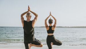 Yoga am Strand in Kenia
