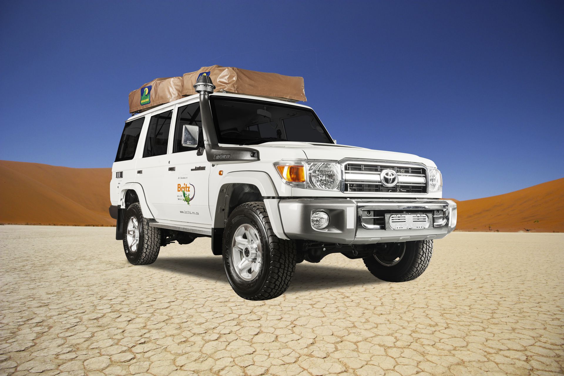 Geländewagen mit Dachzelt in der Wüste von Namibia