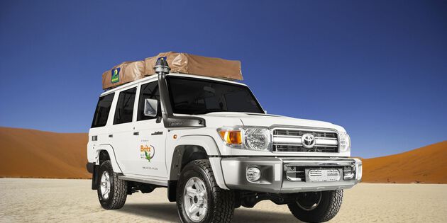 Geländewagen mit Dachzelt in der Wüste von Namibia